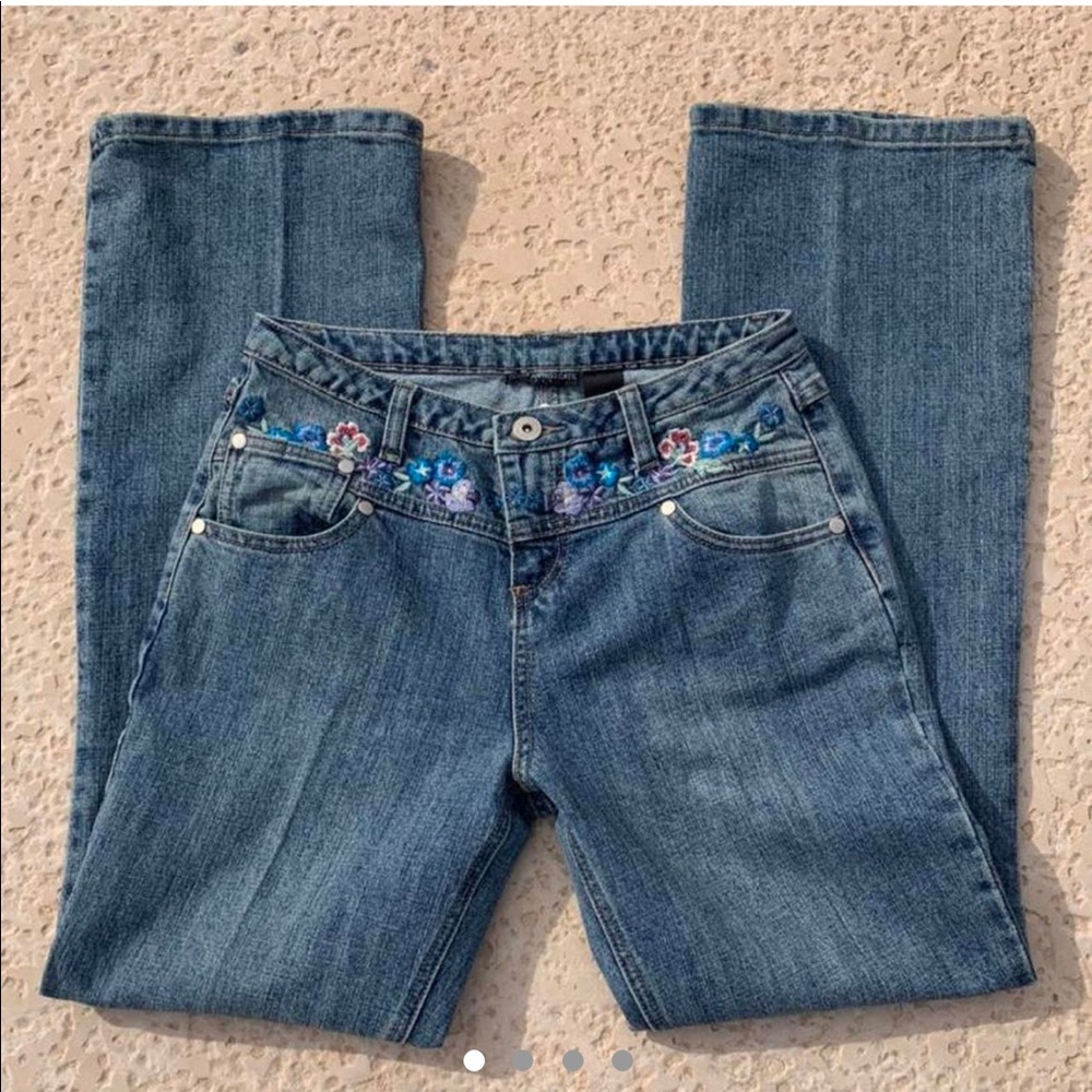 Vintage 90s bootcut embroidered jeans !!